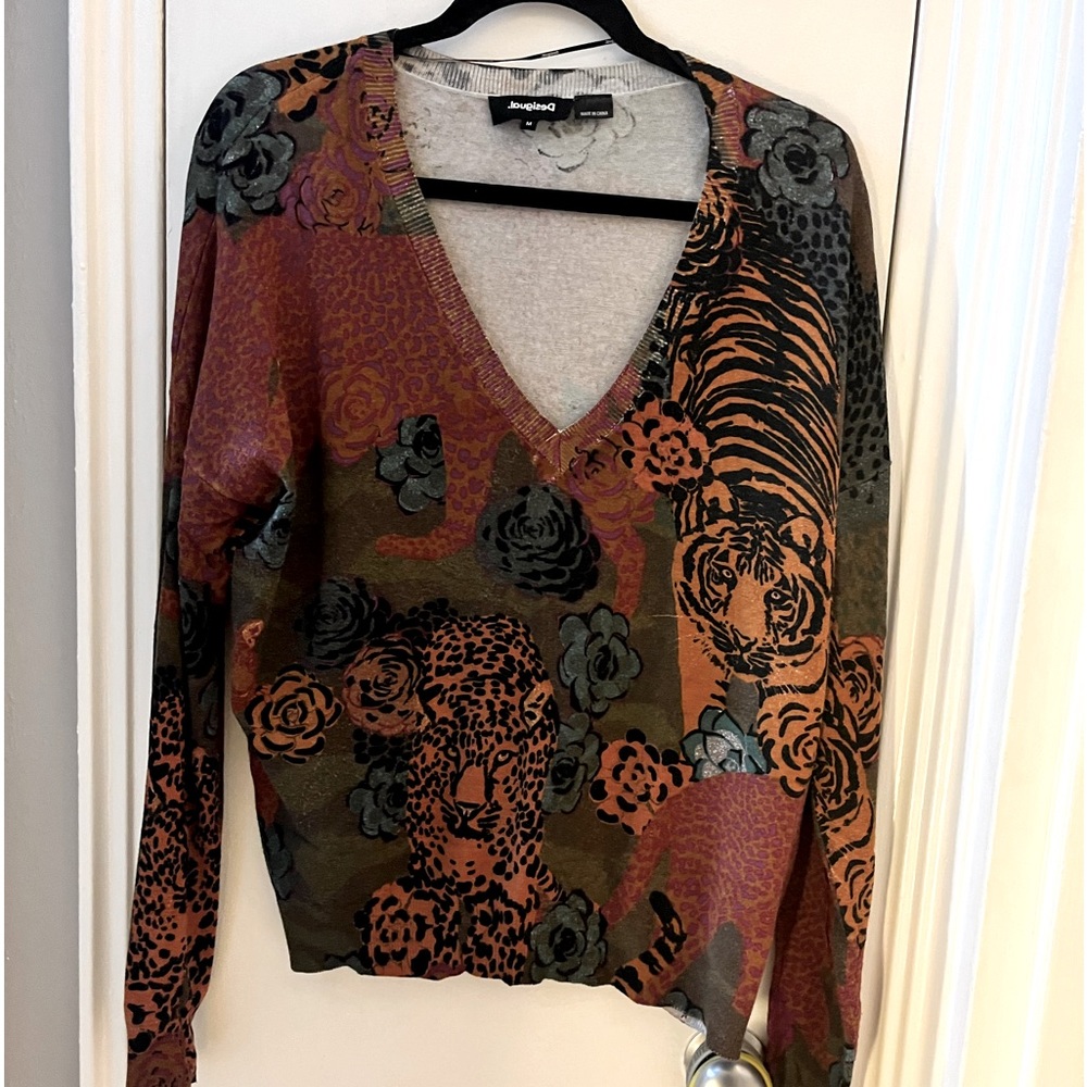 Amazing Desigual v neck sweater with a beautiful jungle tiger print